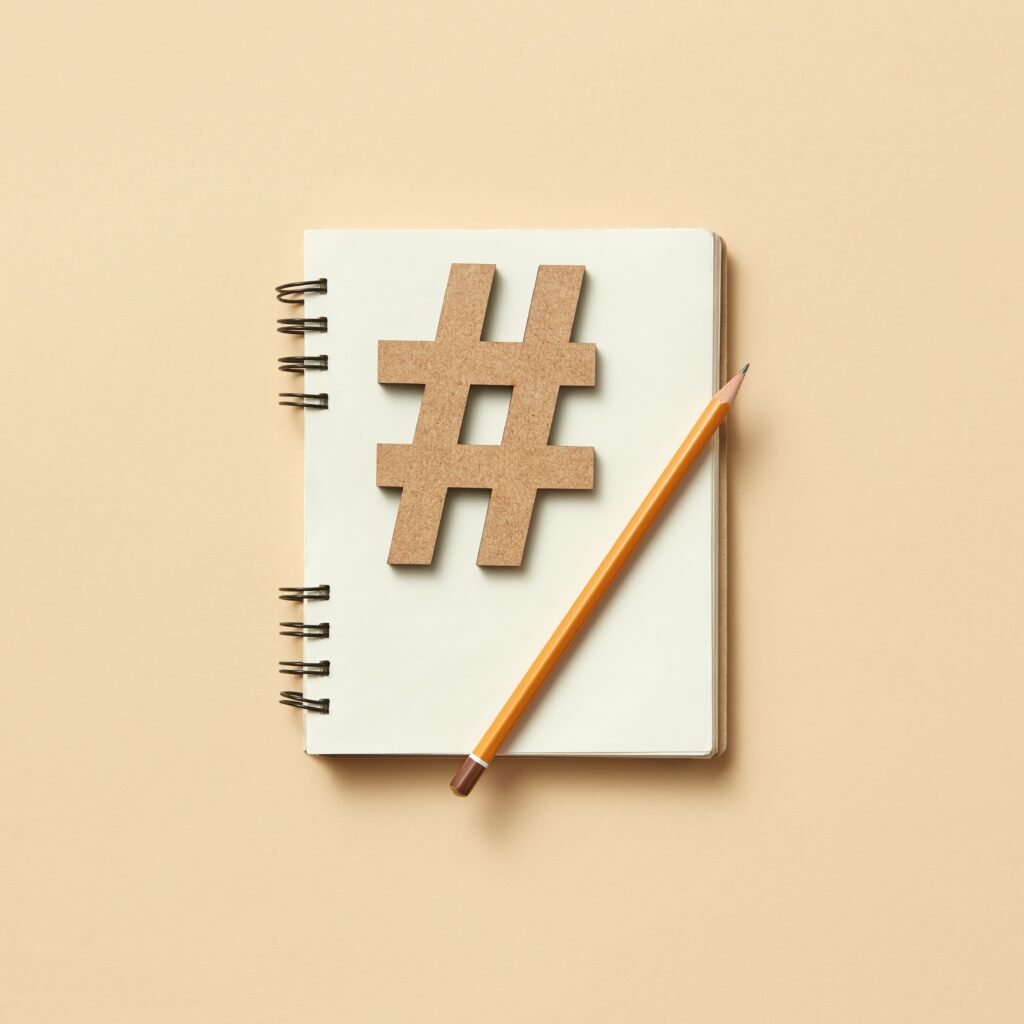 Um caderno com um hashtag de papel